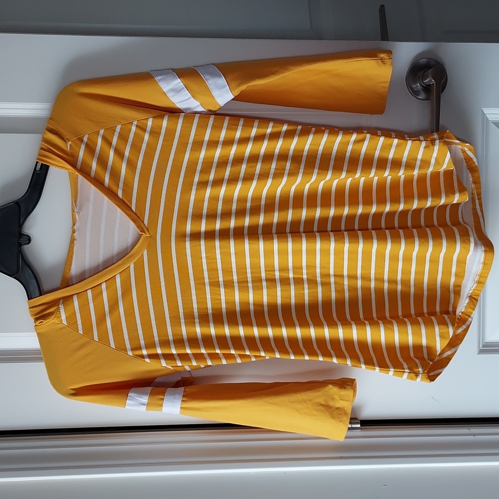 No name brand hooded long sleeve pullover yellow white